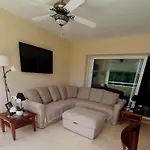 Beachfront Spacious 4-bed Apartment, Granados Apartman