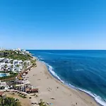 Beachfront Spacious 4-bed Apartment, Granados Marbella