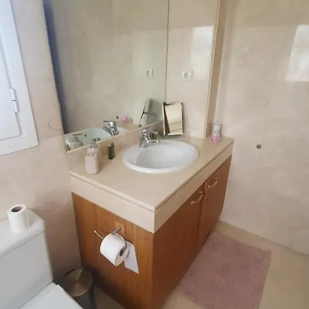 Beachfront Spacious 4-bed Apartment, Granados Apartamento