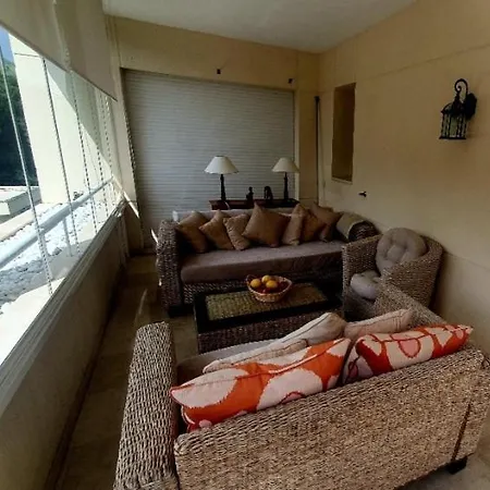 Beachfront Spacious 4-bed Apartment, Granados Apartamento