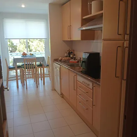 Beachfront Spacious 4-bed Apartment, Granados Apartamento *
