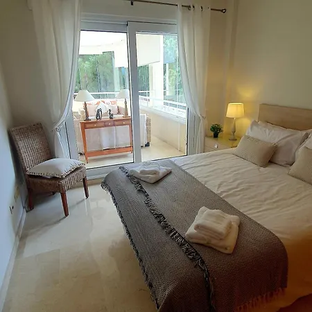 Beachfront Spacious 4-bed Apartment, Granados Apartamento *